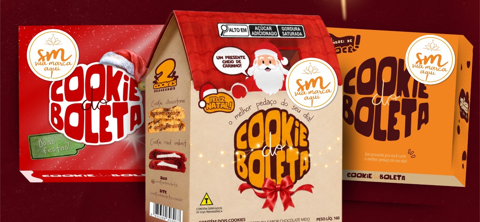 As três caixinhas de Natal com o adesivo da empresa no lugar da logo